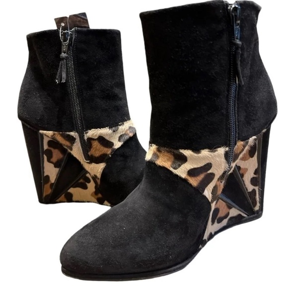 Gorgeous STUART WEITZMAN "Partnership" Black/Leopard Wedge Runway Boots size 7 - Picture 1 of 8